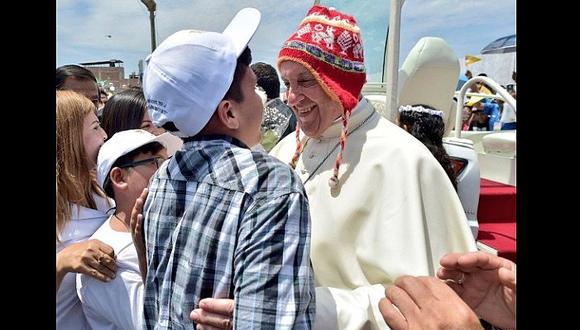 ​Papa Francisco fue sorprendido por joven que le colocó chullo peruano (FOTOS y VÍDEO)