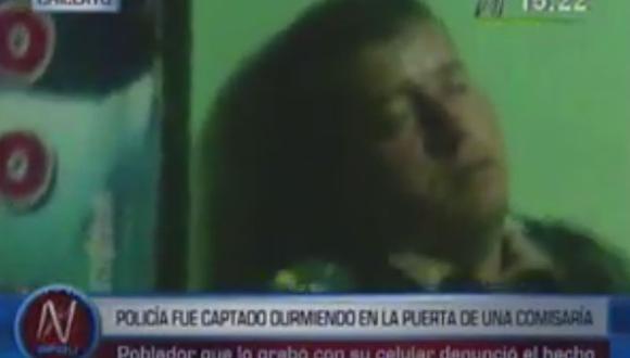 Chiclayo: Policía es grabado durmiendo en la puerta de comisaría [VIDEO] 
