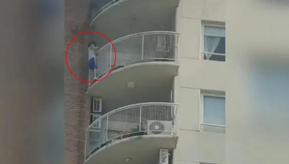El menor quedó colgado del balcón hasta la llegada de los bomberos. (Foto: Twitter)