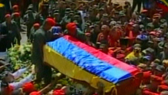 Cuerpo de Hugo Chávez es seguido por miles de simpatizantes [VIDEO]