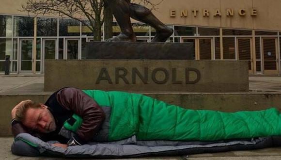 Arnold Schwarzenegger se toma una foto durmiendo en la calle 