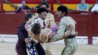 Torero "triunfa" con dos orejas, pero sufre gravísima cornada 