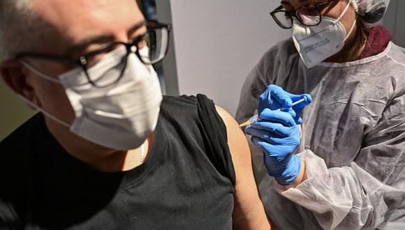 Un trabajador médico inyecta una dosis de la vacuna contra el COVID-19 a un maestro el 9 de marzo de 2021 en Milán. (Foto: Miguel Medina / AFP)