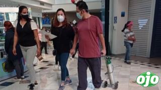 Hombre se pasea con balón de oxígeno en centro comercial