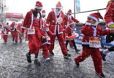 Hungría: Miles de Papá Noel corren en maratón navideña en medio de la nieve y el frío