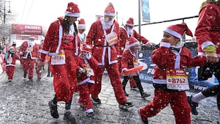 Hungría: Miles de Papá Noel corren en maratón navideña en medio de la nieve y el frío