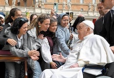 Papa Francisco se da un baño de multitudes al saludar a fieles y religiosos
