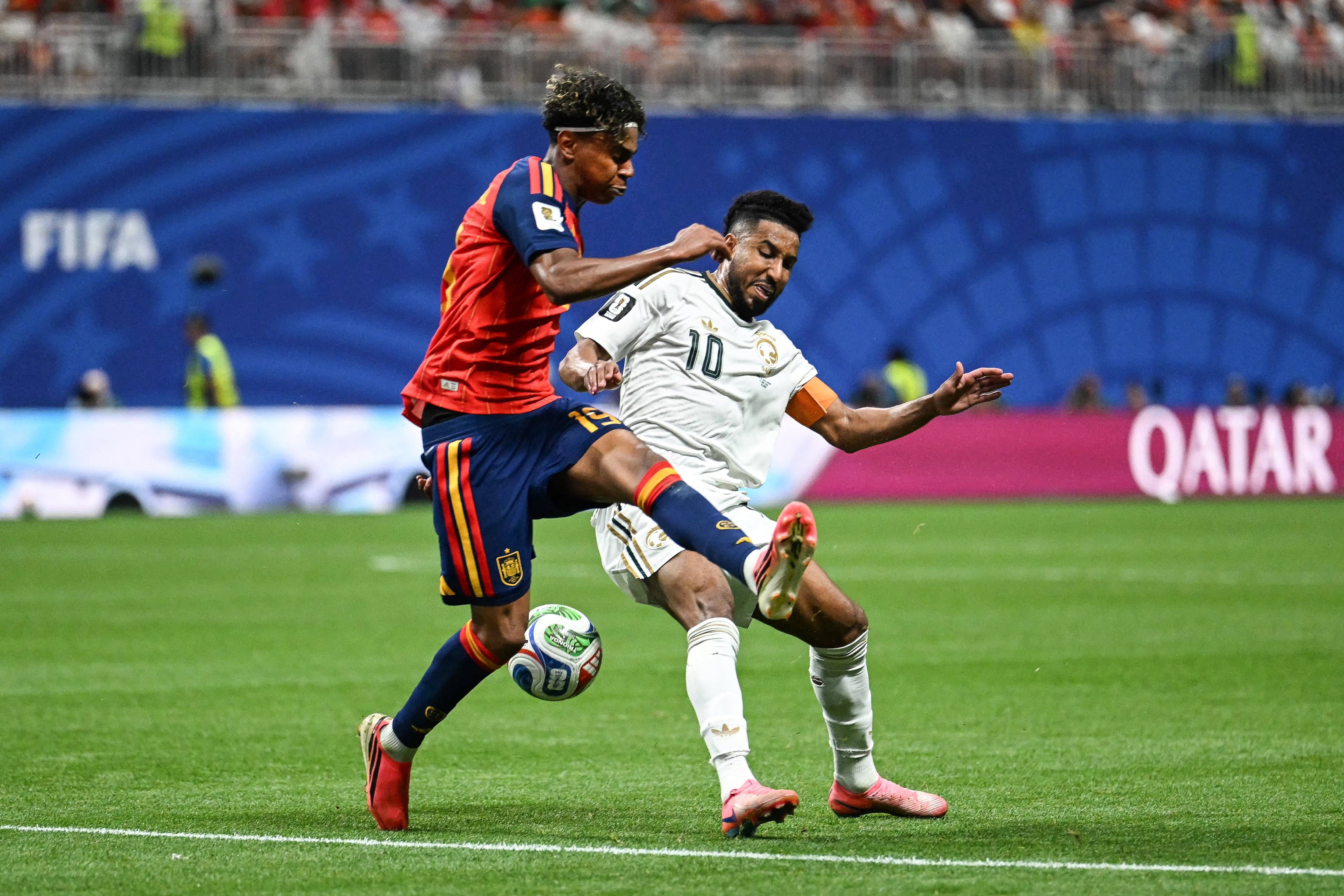 Spain's forward #19 Lamine Yamal (L) fights for the ball with Saudi Arabia's forward #10 Salem Al-Dawsari during the 2026 World Cup Group H football match between Spain and Saudi Arabia at the Atlanta Stadium in Atlanta on June 21, 2026. (Photo by ROBERTO SCHMIDT / AFP)