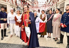 Héroes de la independencia recorren las calles de Lima por fiestas patrias y regalaron escarapelas