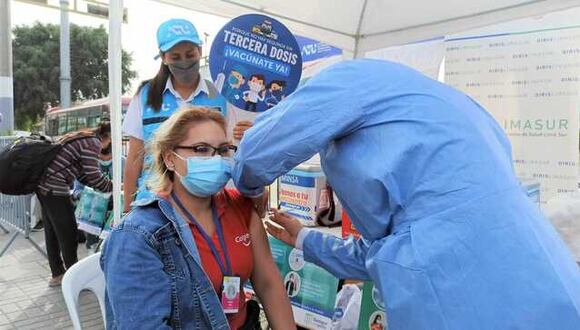 Paciente consultó sobre la fecha de vencimiento de las vacunas contra la covid-19 en Lima. Foto: América TV
