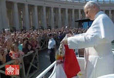 Papa León XIV toma bandera peruana y posa feliz para cámaras de los fieles