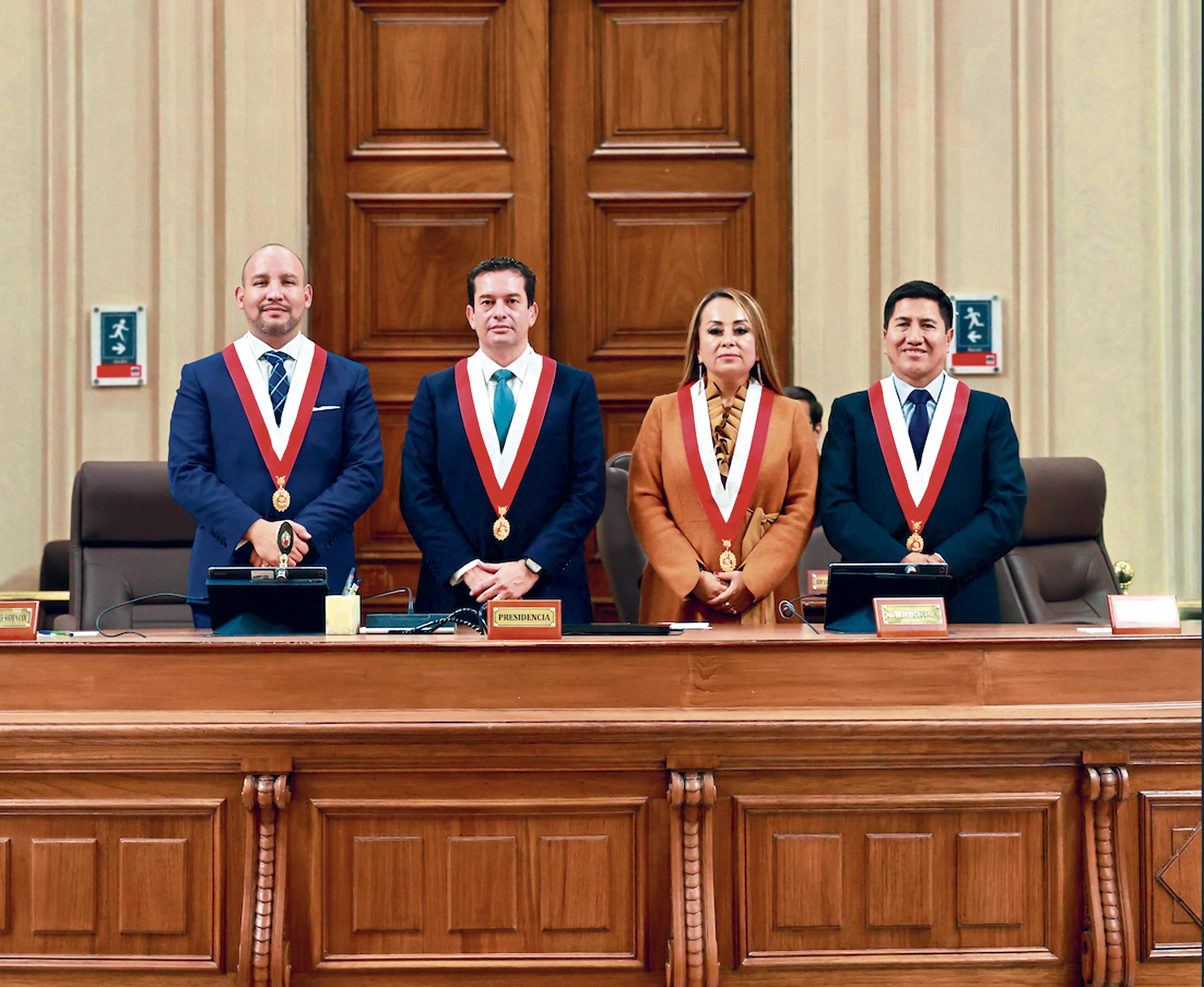 La derecha gana en el Senado con Miguel “Miki” Torres, segundo vicepresidente de Keiko Fujimori; mientras Silvana Robles es acusada de “topo” y “traidora” por ocultar su votación.