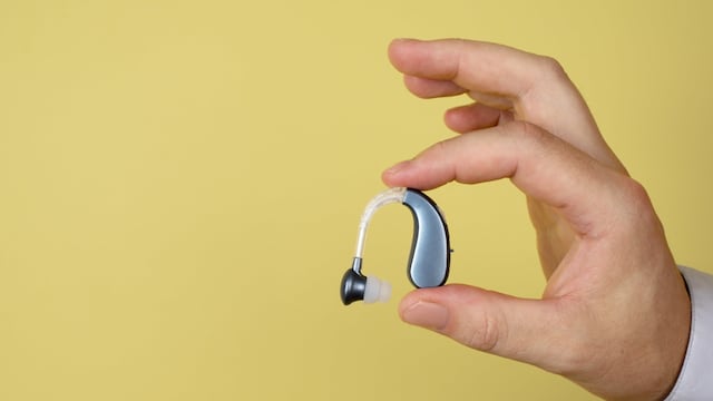 Audífonos medicados vs ‘bambas’: Lo que debe saber para que no lo estafen y quedarse sordo