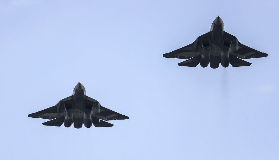 Dos Su-57, anteriormente llamados T-50 (PAK-FA) durante los MAKS 2017. (Foto: EFE)