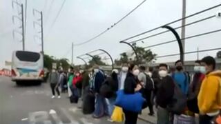 Decenas de personas esperan buses hacia al sur en Puente Atocongo por Semana Santa | VIDEO