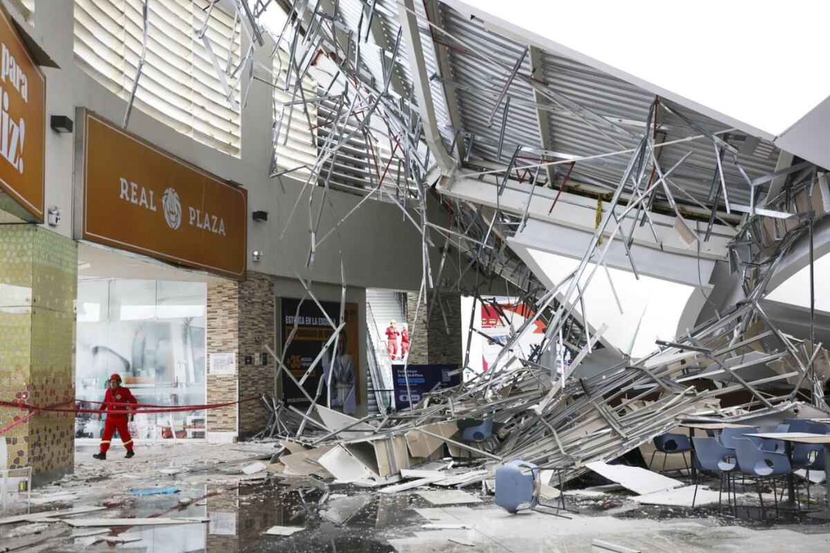Techo del Real Plaza Trujillo se desplomó. Foto: Mindef