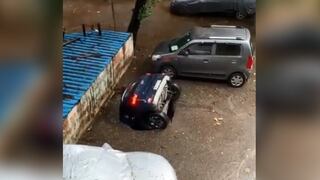 India: se abre socavón y testigo capta el momento en que un auto desaparece en segundos