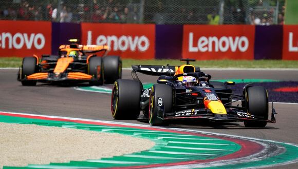 Max Verstappen (Red Bull) avanza hacia la meta seguido de Lando Norris (McLaren).