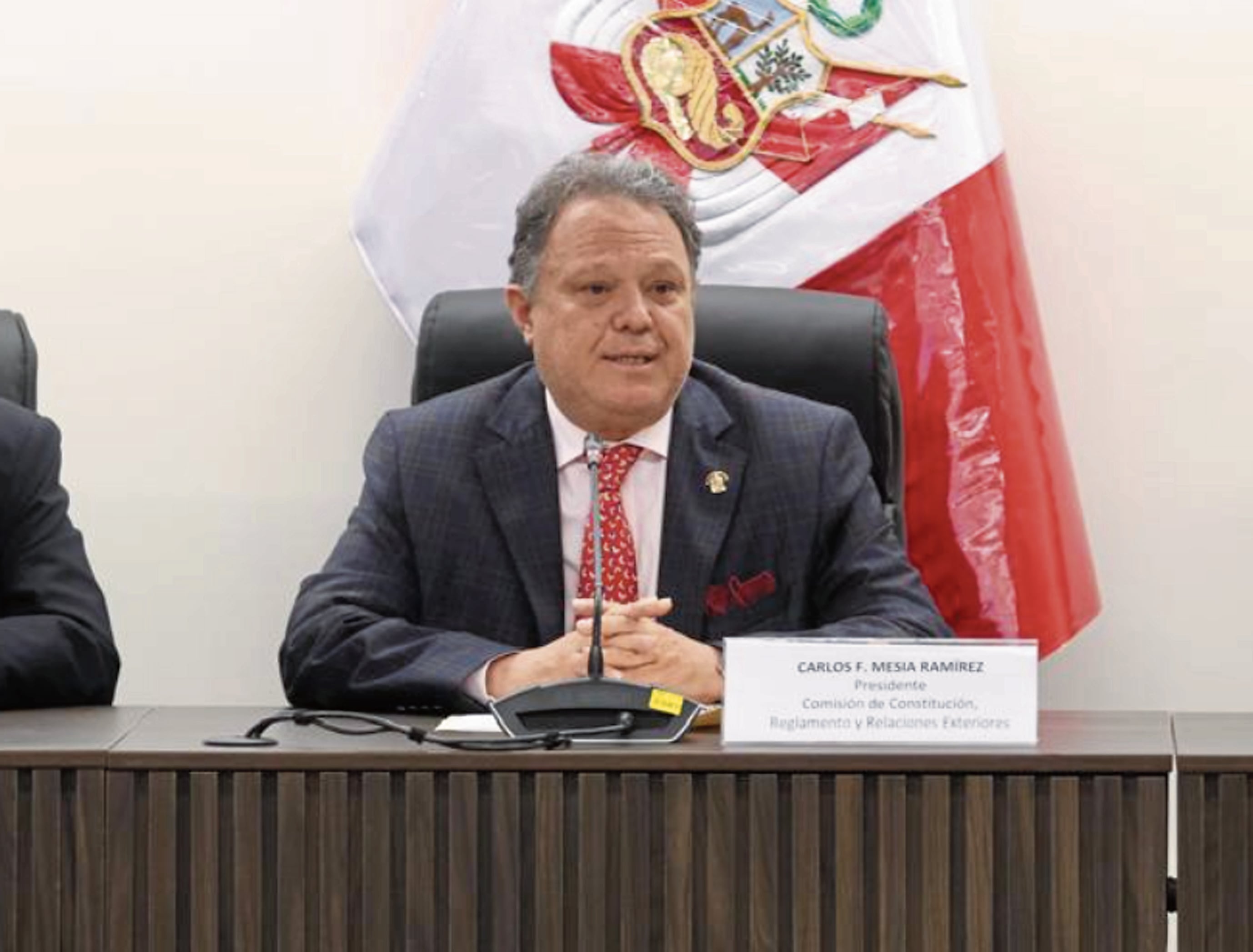 El senador fujimorista Carlos Mesía cuestiona a la oposición de Juntos por el Perú.