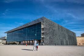 Un día al mes solo se ingresa desnudo, apenas con zapatos.