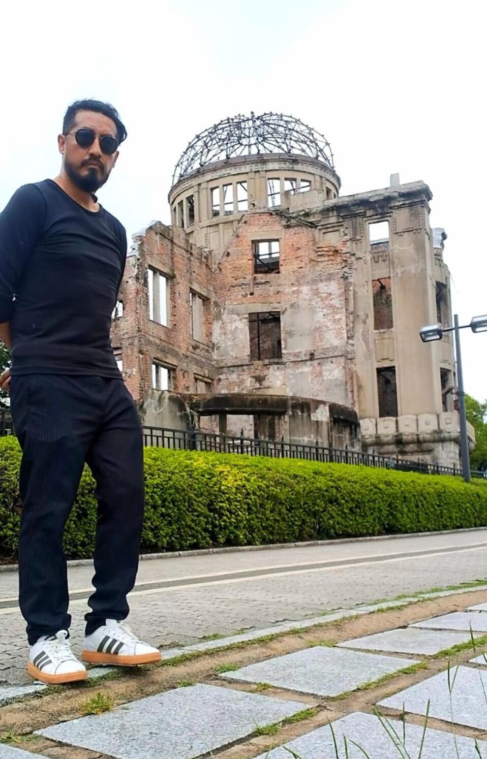 El artista peruano Ciro Palomino visitó el Domo de Genbaku, en la ciudad de Hiroshima. Es la estructura del único edificio que permaneció en pie cerca del lugar donde explotó la primera bomba atómica el 6 de agosto de 1945. FOTO: Ciro Palomino.