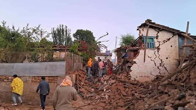 157 muertos y 185 heridos: Último reporte sobre el terremoto que golpeó Nepal, país que alberga al Everest