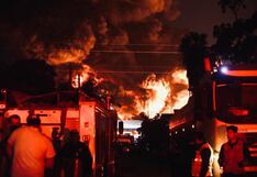 Logran confinar incendio en almacén en Lurín (VIDEO)