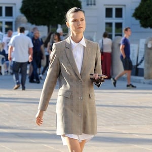 Para días soleados pero con viento, puede optar por un vestido adentro para proteger el cuello, pero dejar libre las piernas. A este look puede añadir botines cortos.