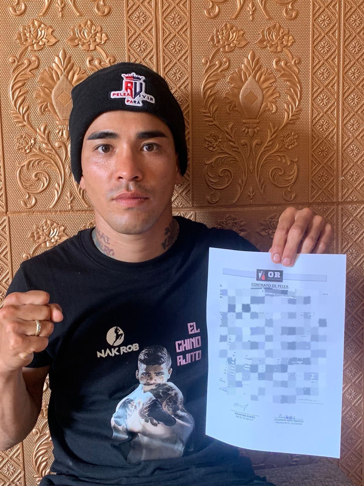Boxeador peruano Eduardo “El Chino” Ajito muestra el contrato de la pelea de este 3 de febrero.