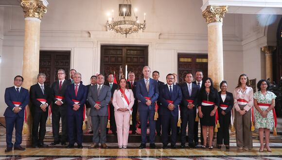 La presidenta Dina Boluarte tomó juramento a los nuevos ministros de Estado.