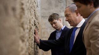 Israel: hijo de Benjamín Netanyahu es interrogado por recibir regalos 