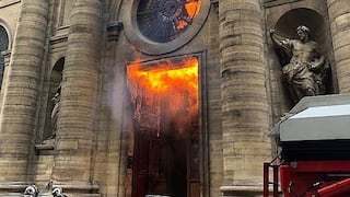Profanan y queman una docena de iglesias en Francia