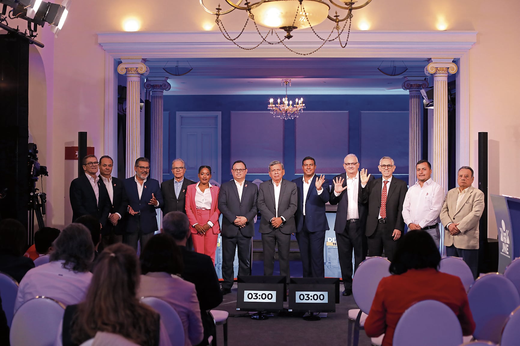 Miembros de los equipos técnicos de Fuerza Popular y Juntos por el Perú posan para la foto de un debate donde faltó el tema de seguridad.
