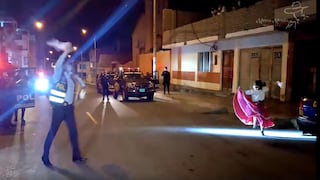 Coronavirus en Perú: Niña baila marinera con policía en calle de Chimbote | VIDEO