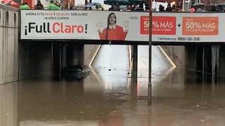 Arequipa: Rescatan a 7 personas atrapadas en coaster sumergida en puente a causa de las lluvias