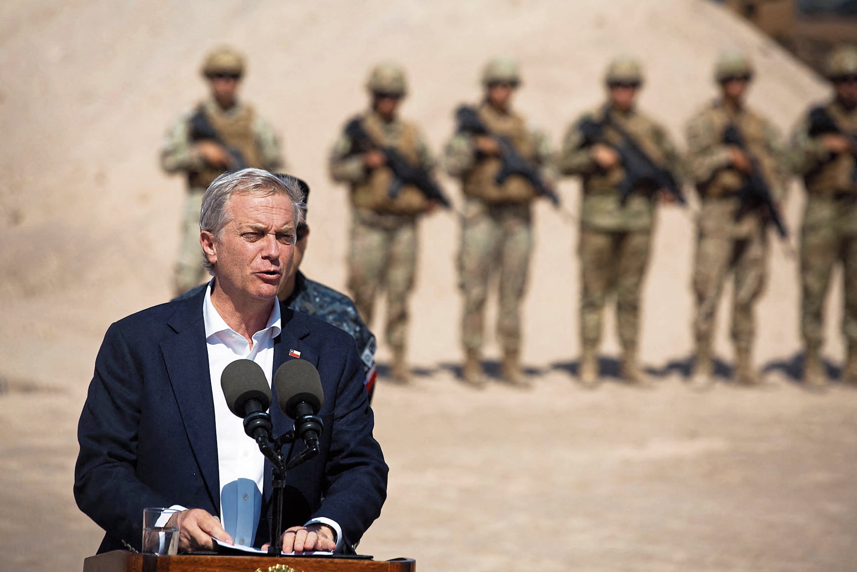 El presidente de Chile, José Antonio Kast, busca evitar el ingreso de migrantes, pero también lanzar a otros desde su país al Perú. (Photo by Patricio BANDA / AFP)