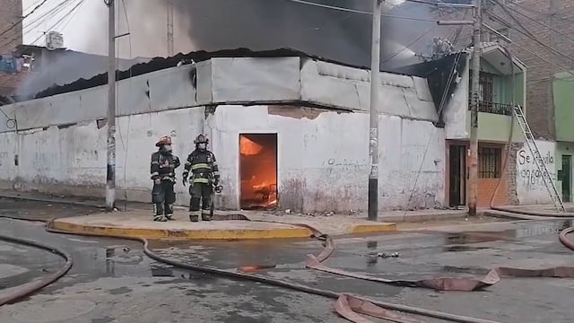 Incendio en almacén de cueros, en San Martín de Porres (VIDEO)
