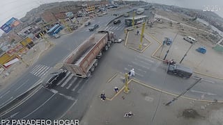 Tráiler arrolla y mata a policía que se resbaló con su moto bajo las llantas