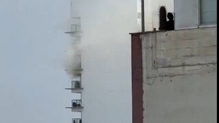 Pánico en Miraflores: ‘depa’ en piso 16 arde y bomberos evacúan todo el edifico | VIDEO