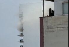 Pánico en Miraflores: ‘depa’ en piso 16 arde y bomberos evacúan todo el edifico | VIDEO