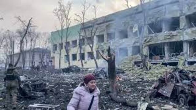 Rusia bombardea hospital materno-infantil en Ucrania y hay niños bajo los escombros | VIDEO