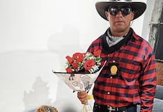 Policía con sombrero “El Patrón” lleva flores y atrapa a vendedora de droga