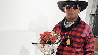 Policía con sombrero “El Patrón” lleva flores y atrapa a vendedora de droga