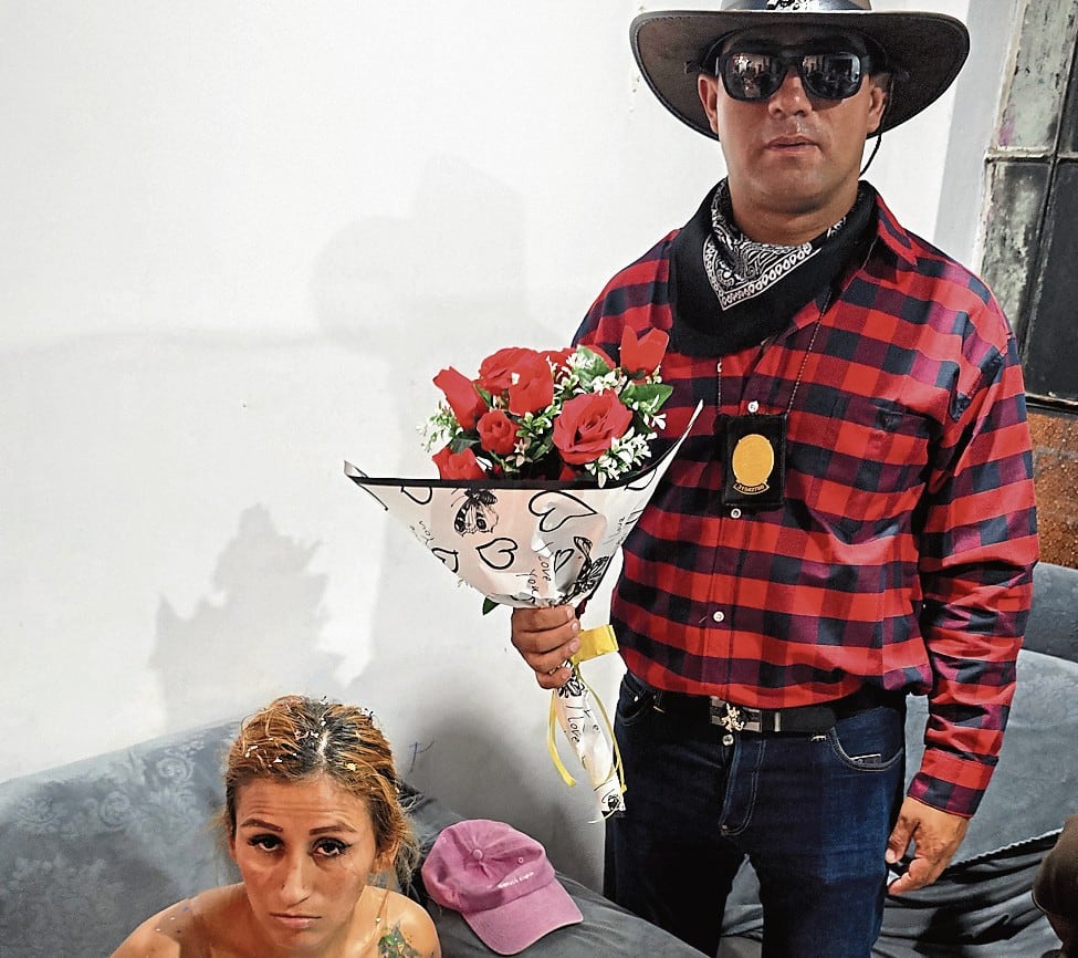 "El Patrón", quien en realidad resultó ser un agente encubierto del grupo Terna, intervino a la sospechosa Katherine Camacho (35).