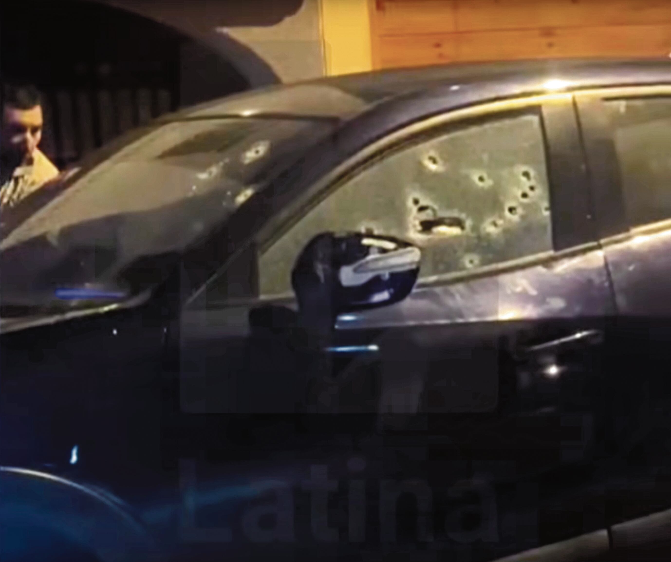 La magnitud del ataque quedó plasmada en el auto.