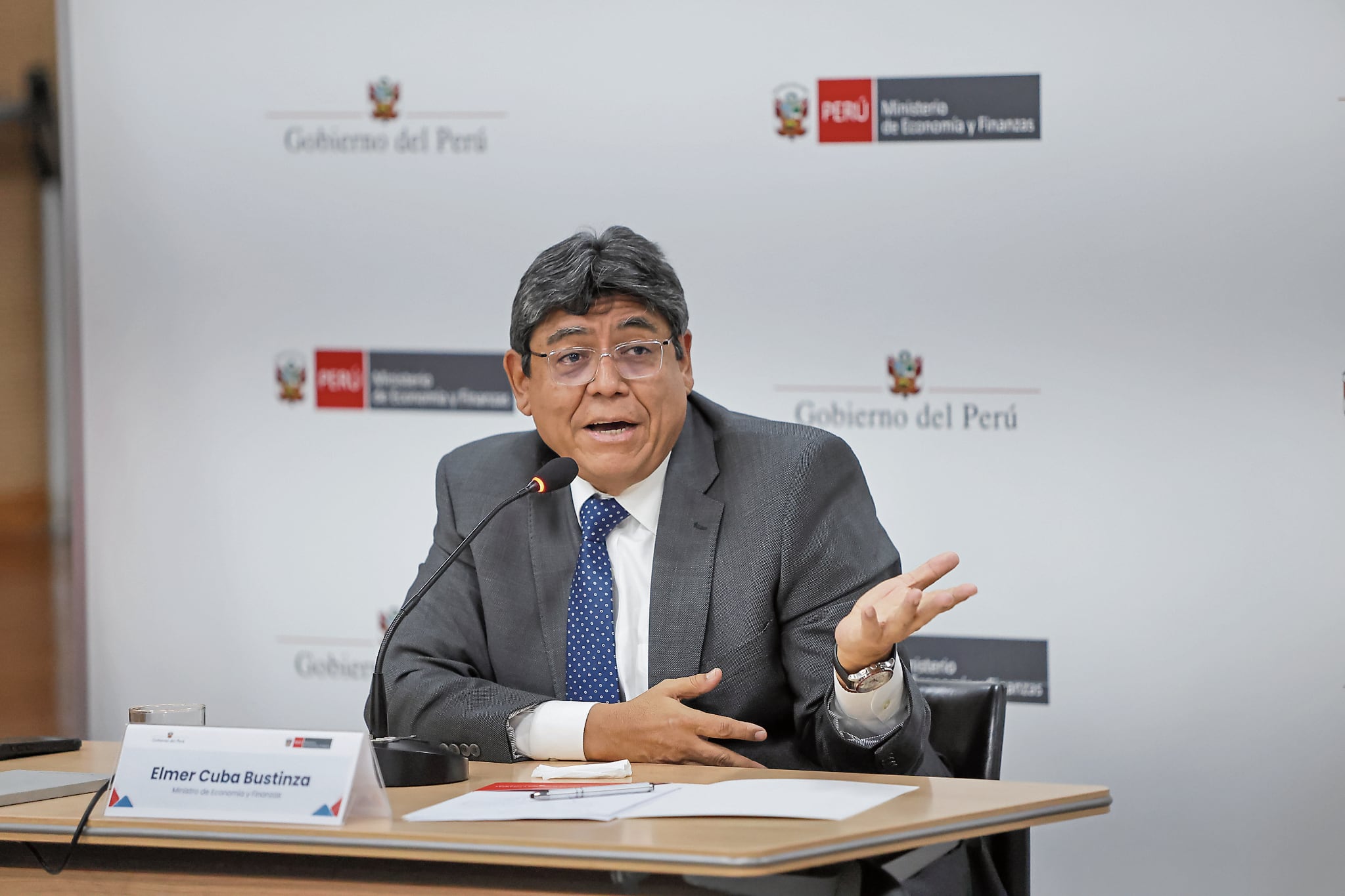 El ministro de Economía y Finanzas, Elmer Cuba, confía en aprobar los cambios de feriados desde el 2027.