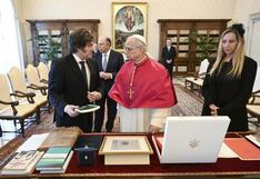 Presidente Javier Milei regaló libros de economía al papa León XIV