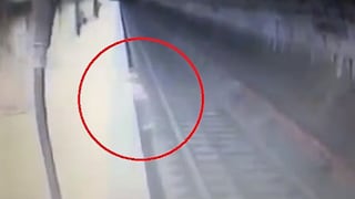 Mujer es empujada a las vías del metro y ¡encuentra terrible muerte!