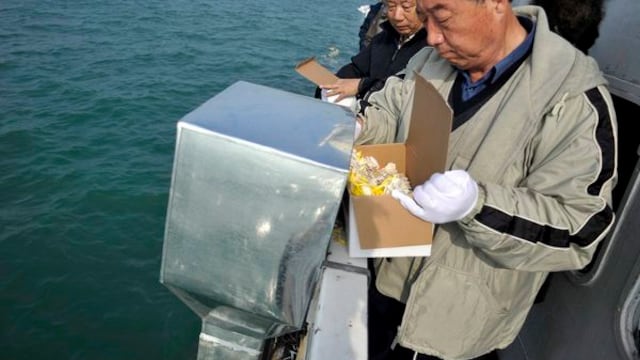 China se va quedando sin cementerios y los entierros en el mar se ponen de moda