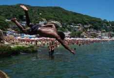 Ola de calor hace que playas se llenen de gente que se refresca en vez de ir a trabajar o estudiar